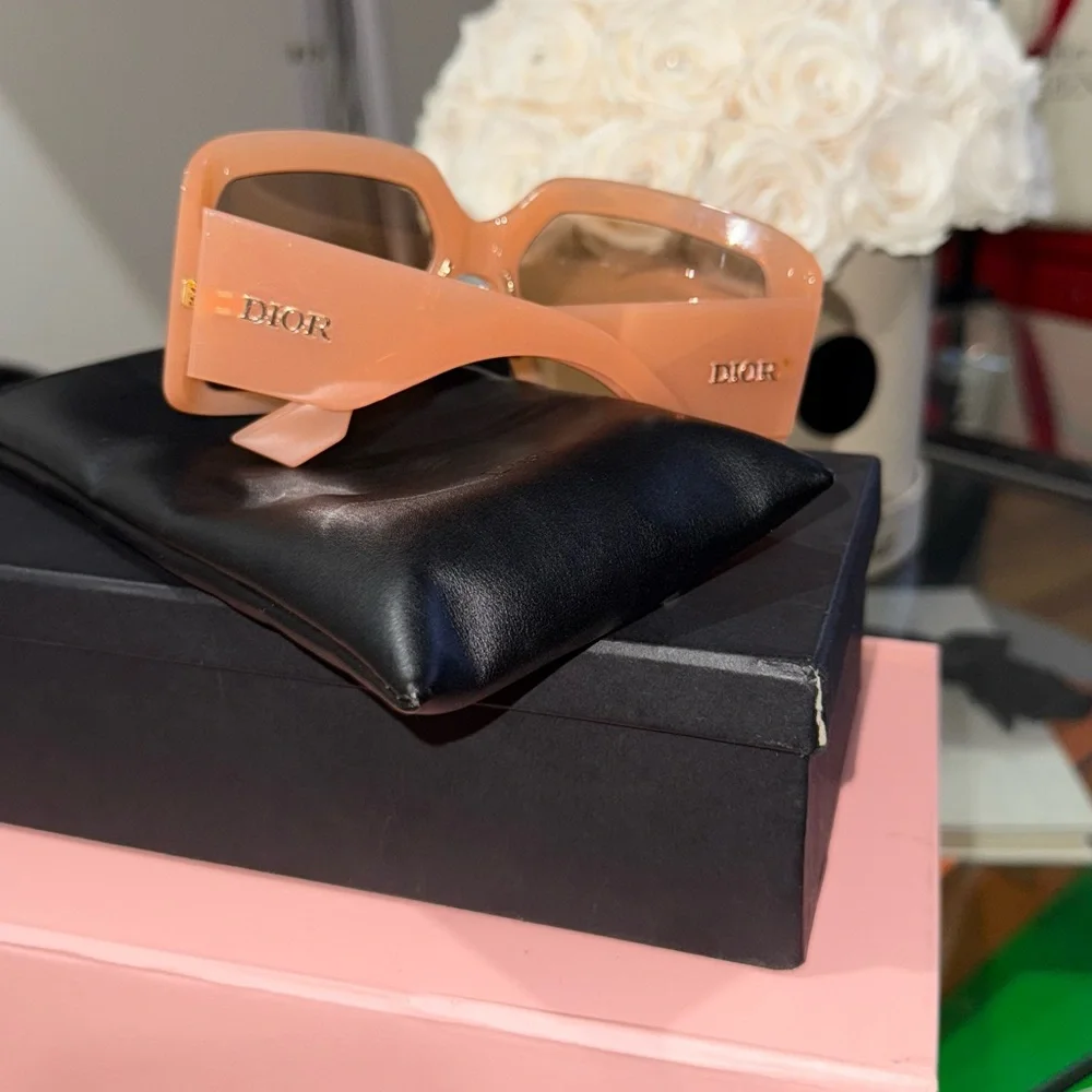 Dior Oversize Sunglasses - Picture 3 of 3